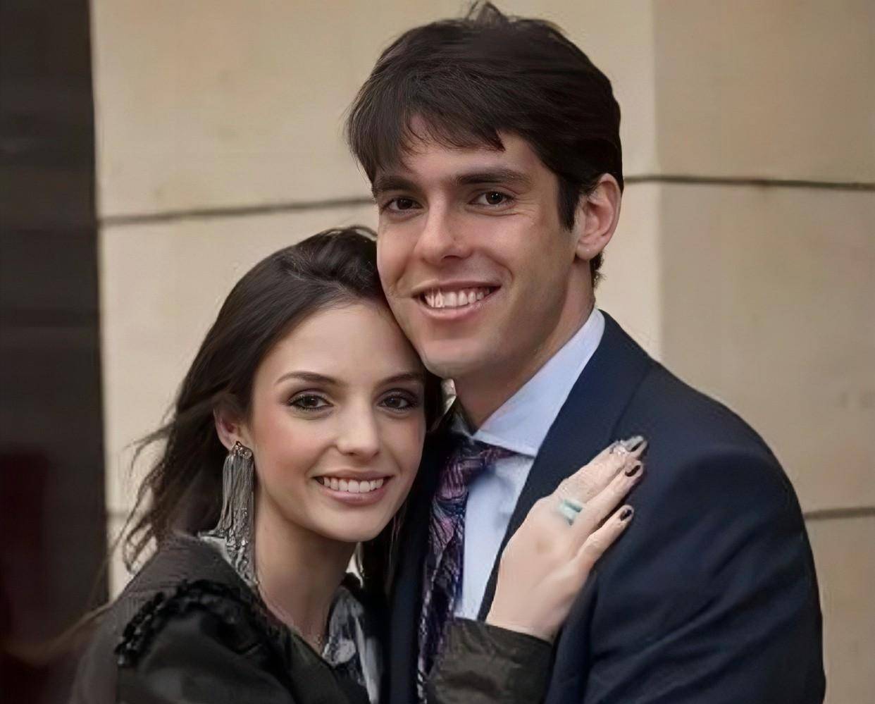 40岁巴西巨星现状:卡罗琳月入5万,卡卡娶小女友_卡洛琳_球迷_状态