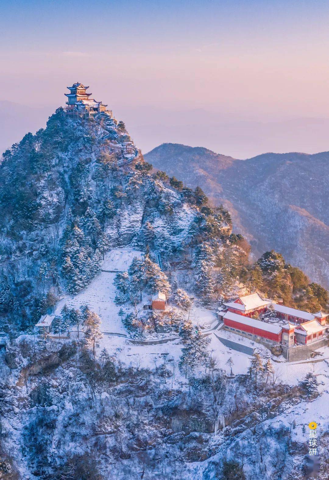 ▼2021年3月大雪后的凤凰山擂鼓台摄影师@糖蒜兄弟冬日青枝变琼枝