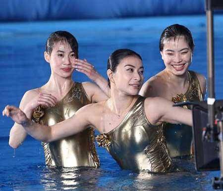 郭晶晶早年泳衣写真,身材丰腴有型,网友:旺夫臀这么美,怪不得旺夫