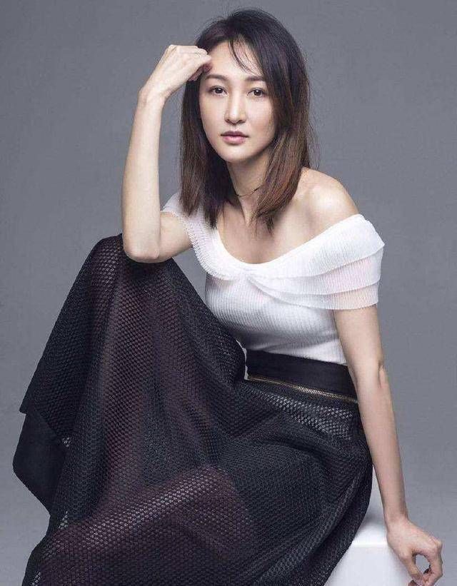 妻子闫博雅受到好友的邀请参加舞蹈比赛,虽然王皓一万个不情愿,但在