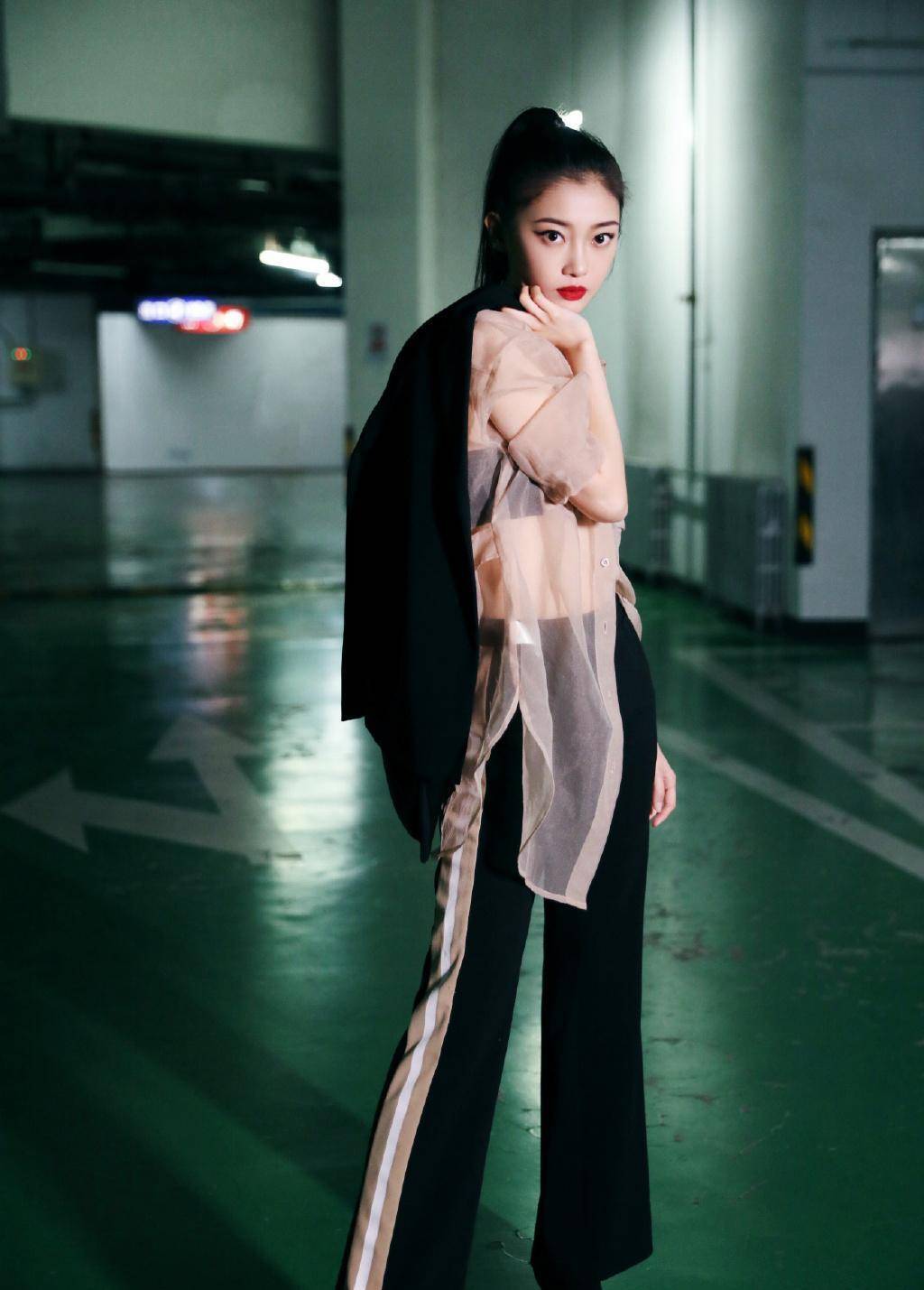 她是唐嫣旗下小花,穿轻纱衫透出黑色抹身材,配红唇时尚迷人_田依桐