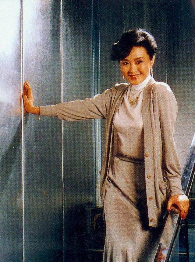 1985年,她出演电影《日出》中的"陈白露"一角而名声大噪.