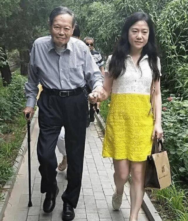 杨振宁携娇妻活动露面,97岁身体硬朗,44岁翁帆却很显老_形象_服装