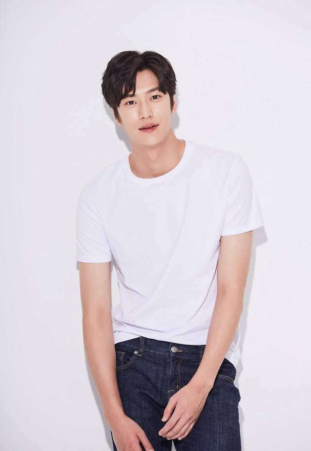 罗仁宇1994年生的罗仁宇身高187cm,之前用是本名罗钟赞在活动,也是第