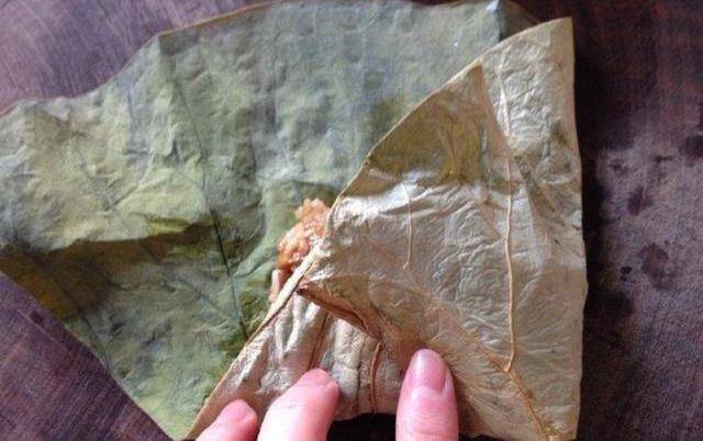 荷叶糯米鸡做法来啦!荷叶鸡腿加糯米,清香气味四处飘_板栗_包裹_香菇