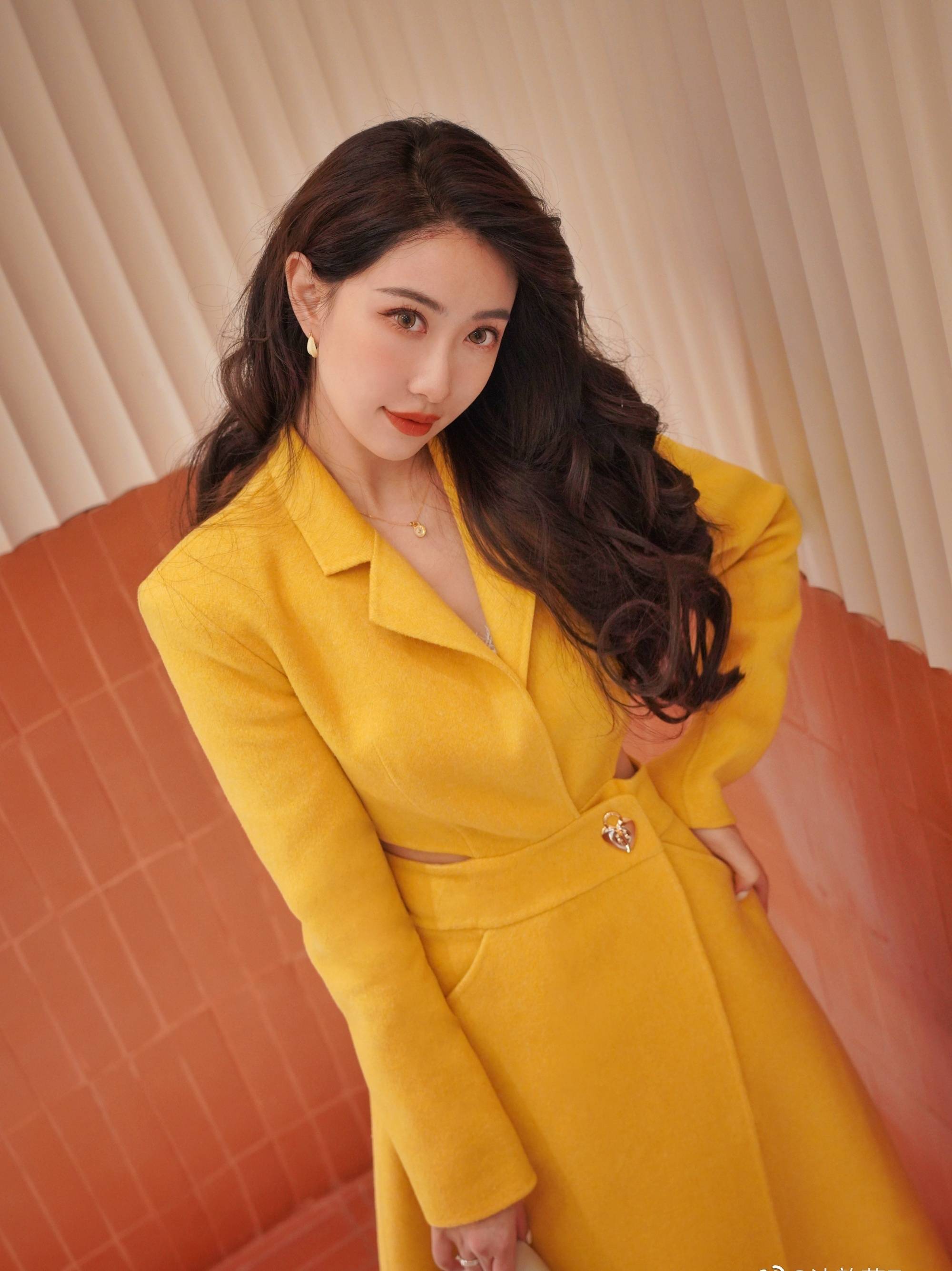 网络红人沈韵菲晒悠闲写真,慵懒又精致的秋日优雅ladylook_留言道