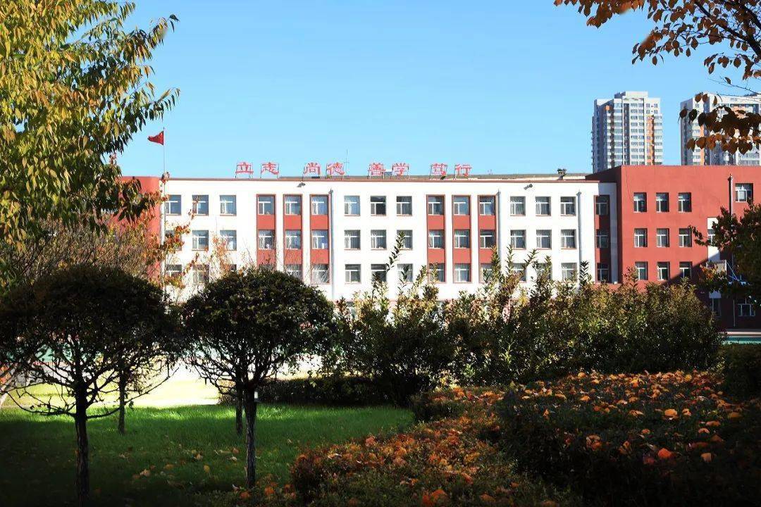 作者:张京京 市第五中学办公室主任拍摄地: 市第五中学校园作者:于