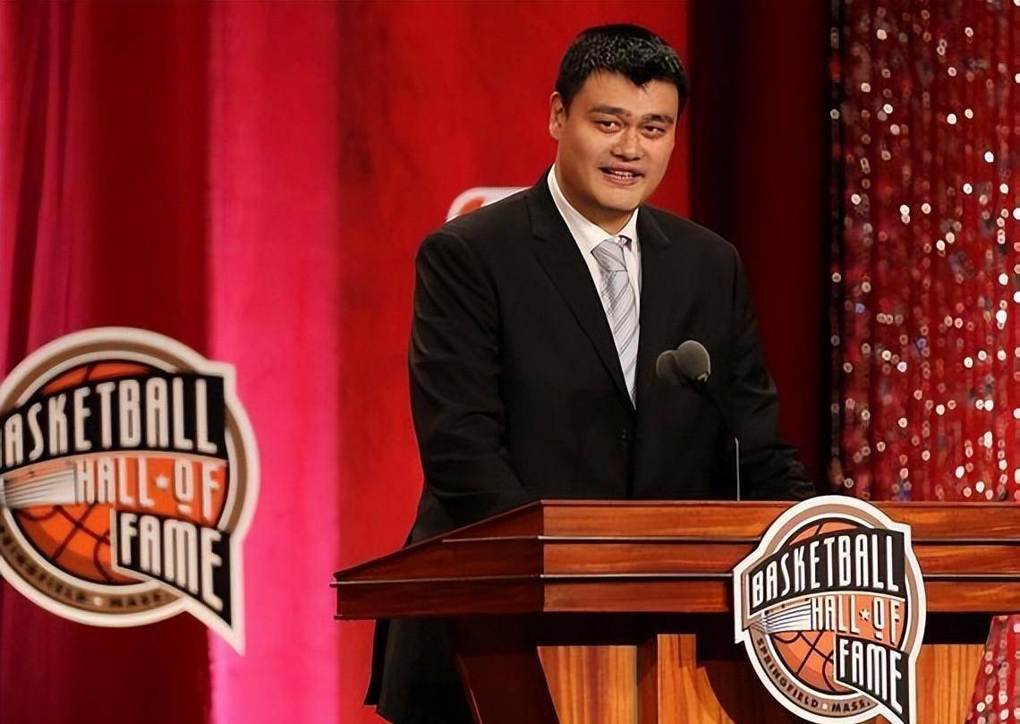 时代巨人姚明,站在2米26的高度,他几乎以一举之力改变了nba