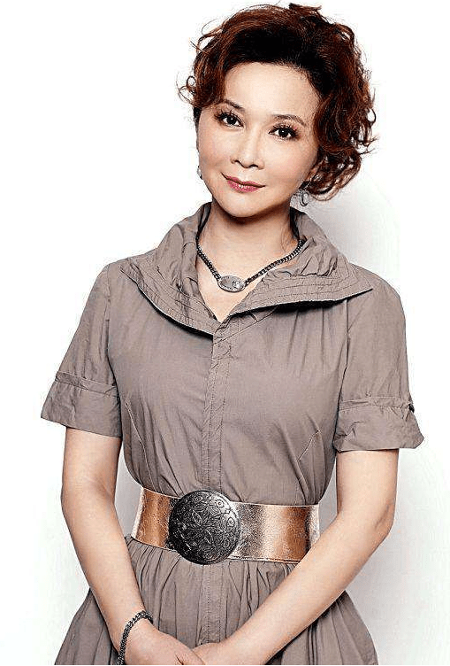 "蔡明:演艺道路坎坷,退出舞台10年,重归令人敬佩_小品_网友_搭档