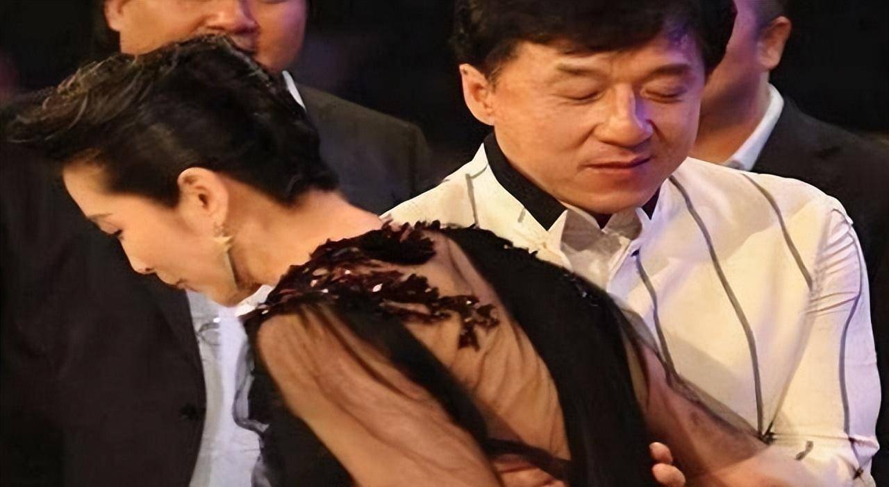 李冰冰摔倒了?需要扶吗?所以这又是在干嘛?关系好也不用这样展示的.