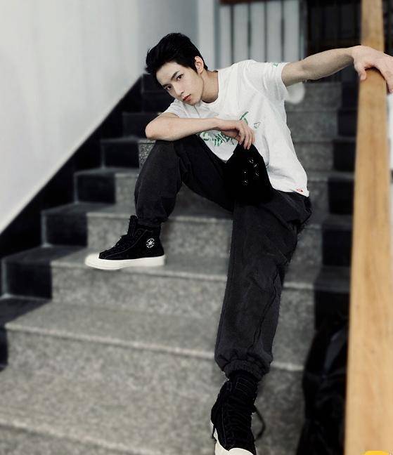 刘耀文有设计天赋,给李飞做的拖鞋出现同款,售价让粉丝买不起_身高