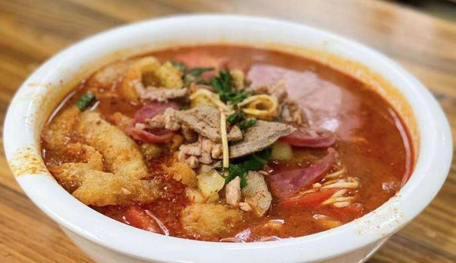 一碗面多汤满菜多肉足辣油红亮的南京皮肚面