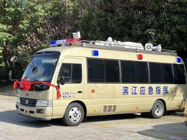 近日,滨江区应急管理局举行应急指挥车和抢险救援车交接仪式.