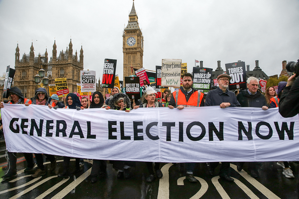 “英国”英国伦敦爆发数千人抗议活动：生活成本过高，要求立即大选