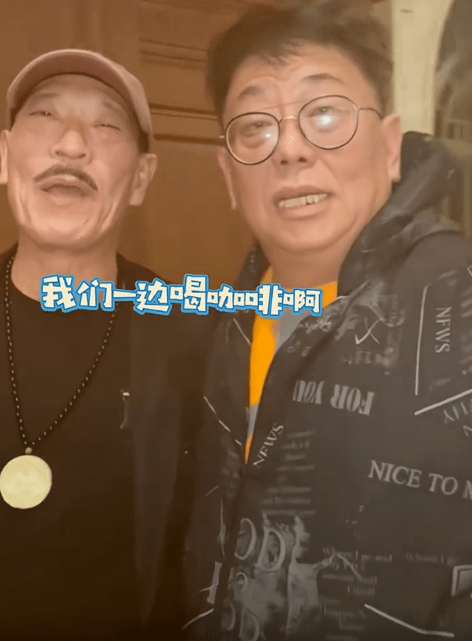 林正英师弟与楼南光横店聚会,手挽手关系好,疑似合作演僵尸片_钟发_电影_内地
