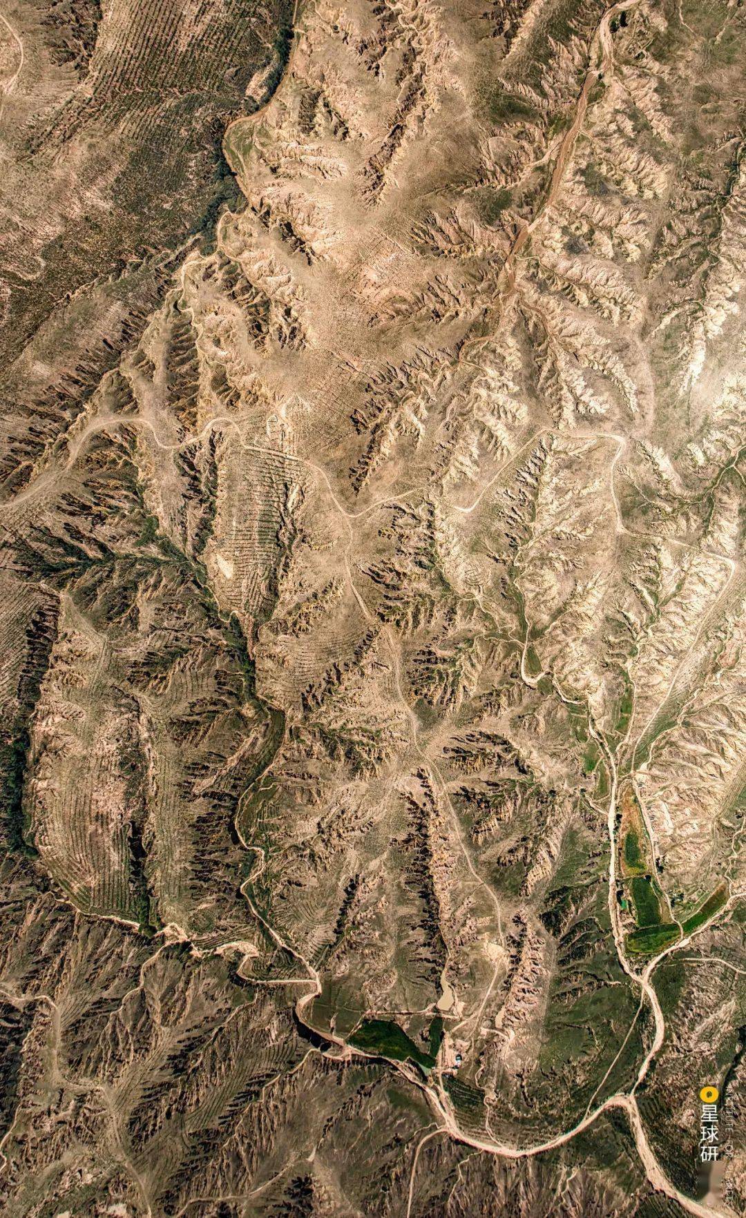 ▼(鄂尔多斯黄土高原丘陵沟壑地貌,摄影师@苏大)千沟万壑从雨水冲刷