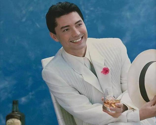 迷倒林青霞王祖贤,芳心纵火犯尊龙,为何孤独此生与老树相伴?