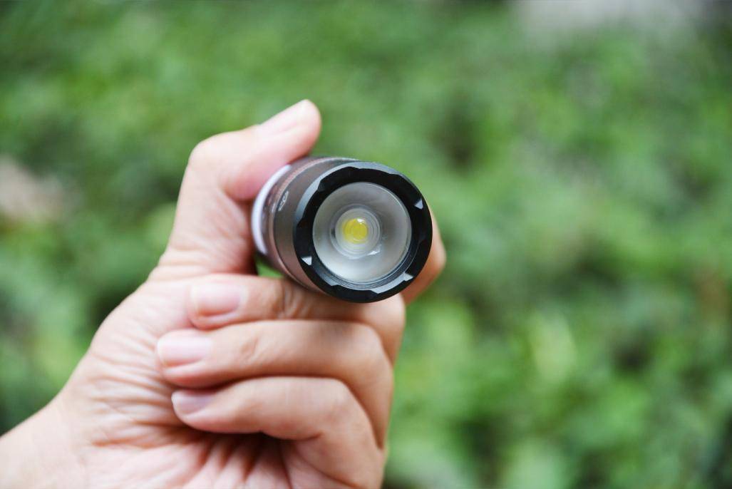 小米米家多功能手电筒测评:带破窗器,能割安全带,守护出行安全