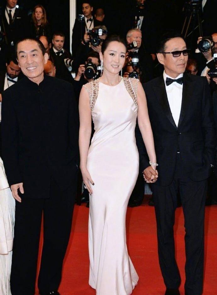 陈道明携巩俐走红毯,他西装革履气质儒雅,巩俐穿长裙秀超模身材_黑色