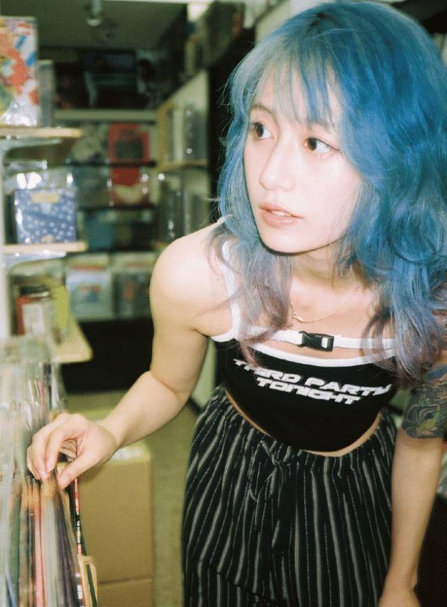 黑尾酱"内八"毁形象,网红味扑面而来_穿着_不知道_蓝色