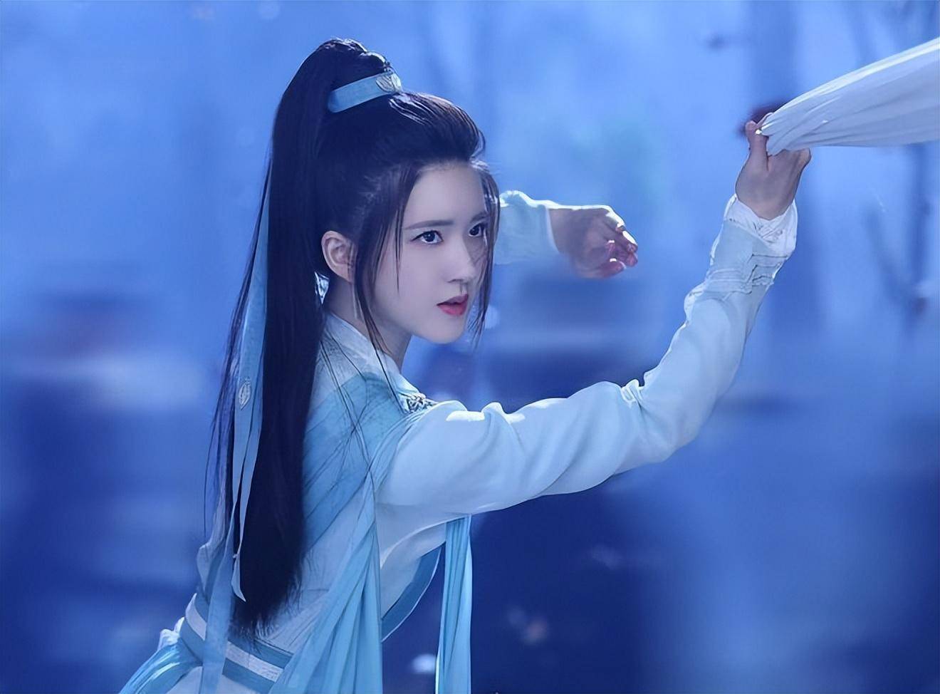 2017年参演古装言情剧《凤囚凰》进入娱乐圈[赵露思的粉丝名原本是"