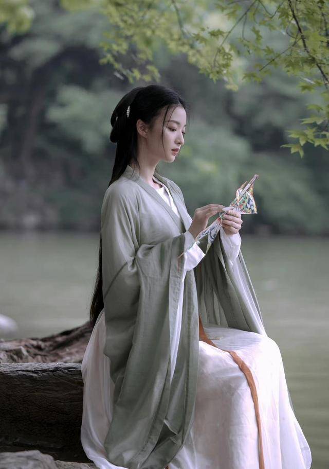 谁说95后再无"古装美女"?她的古装扮相,依旧可以碾压几条街_楚然_美得