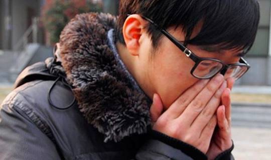 男子喉咙不适,检查发现患两种癌,小毛病或暗示癌细胞"苏醒"了_症状