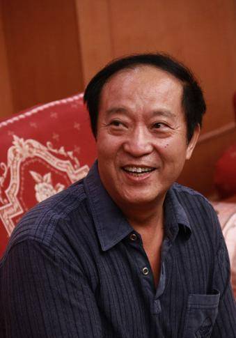 58岁被妻子分手, 64岁跳水摔晕, 离开冯巩后, 71岁牛群如今有多惨?