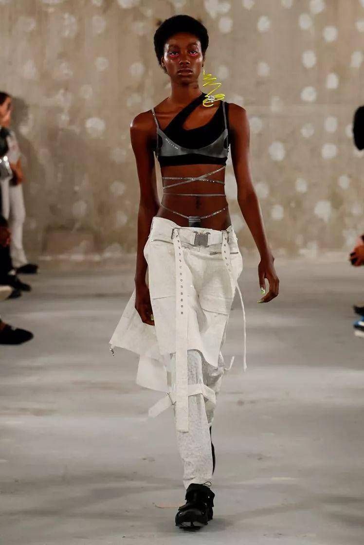 他曾为麦昆生前最后一场秀做设计,给lady gaga打造"喷火胸罩",一个