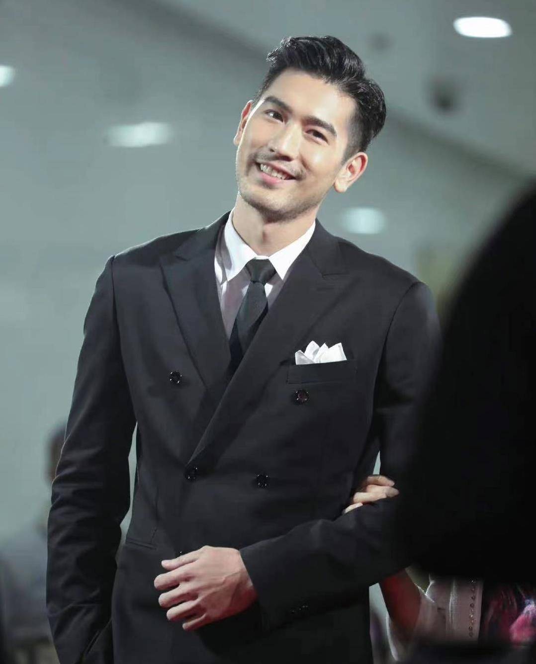 高以翔37岁冥诞女友深情悼念,高爸爸罕见曝光模样憔悴衰老_苏湘涵