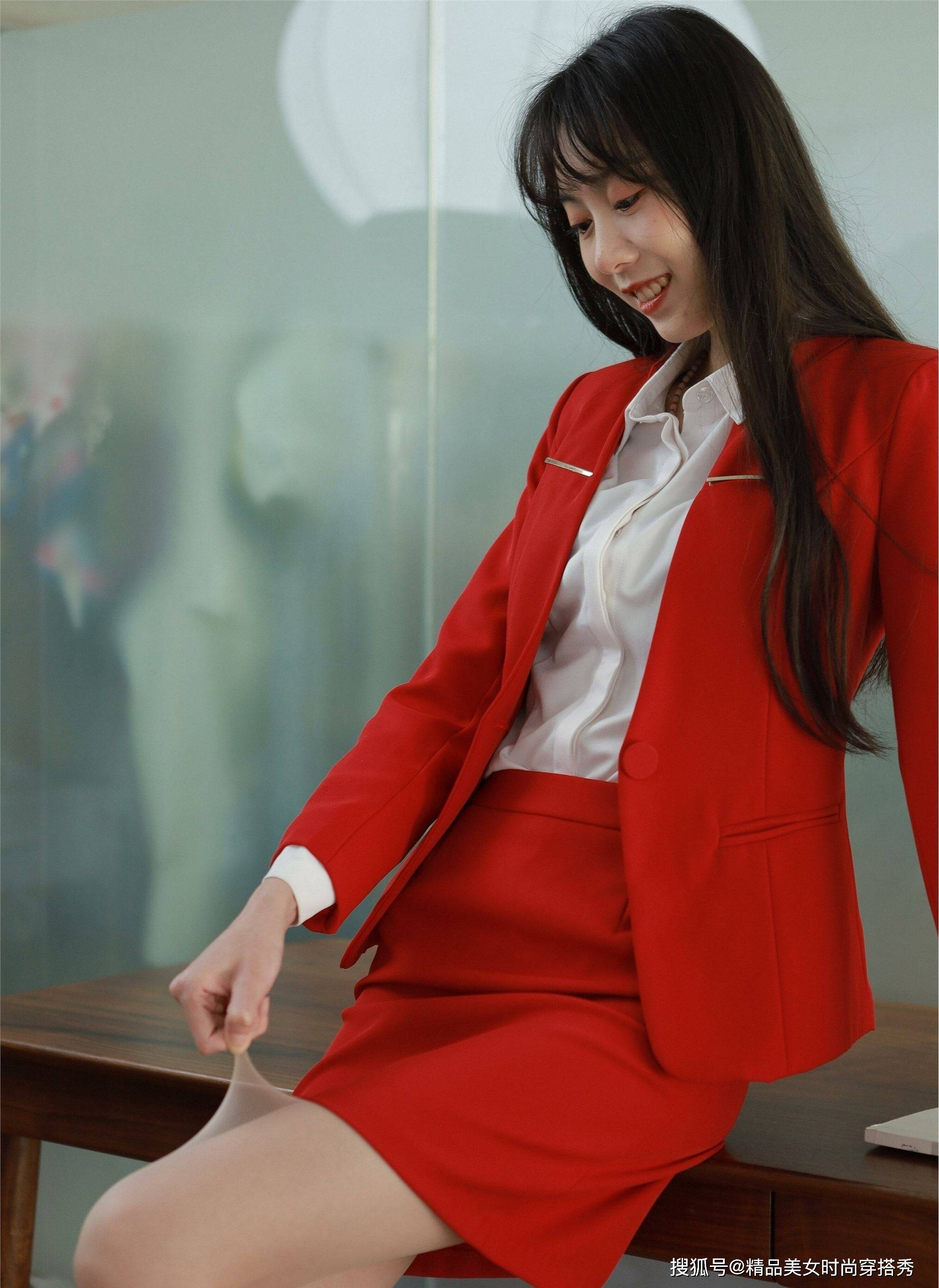 大红色西装套装裙内搭白色衬衫下搭肉色丝袜黑色高跟鞋干练有型_时尚