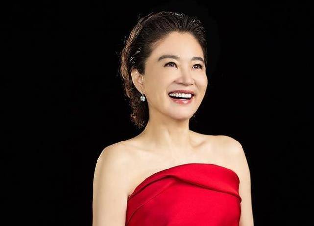 林青霞67岁生日发文,干练短发配烈焰红唇,皮肤紧绷娇美似少女_状态