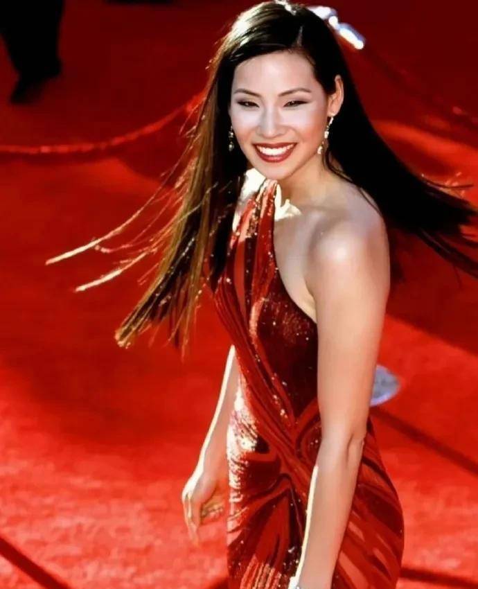 刘玉玲,1968年出生,美国华裔女演员,曾出演《霹雳娇娃》,《甜心俏佳人