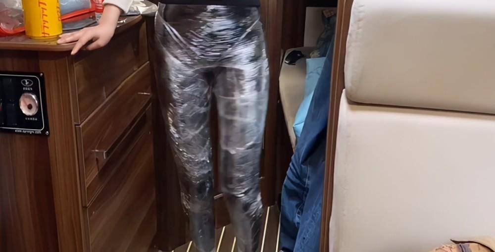 直接踩男生大腿,手拿水果刀气场逼人_工作_网友_娱乐