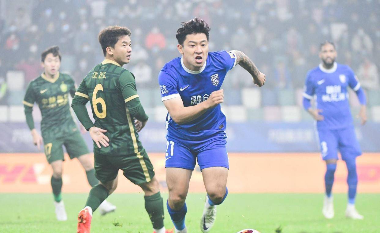 邓涵文笑纳大礼,埃德米尔森点射得分,武汉三镇2-0国安重返榜首_侯森