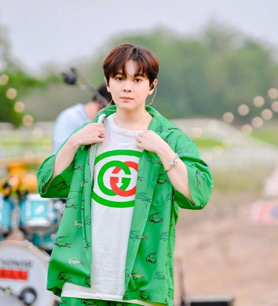 穿绿色套装小脸肥嘟嘟,网友:男孩子胖一点才可爱_时尚_感觉_时候