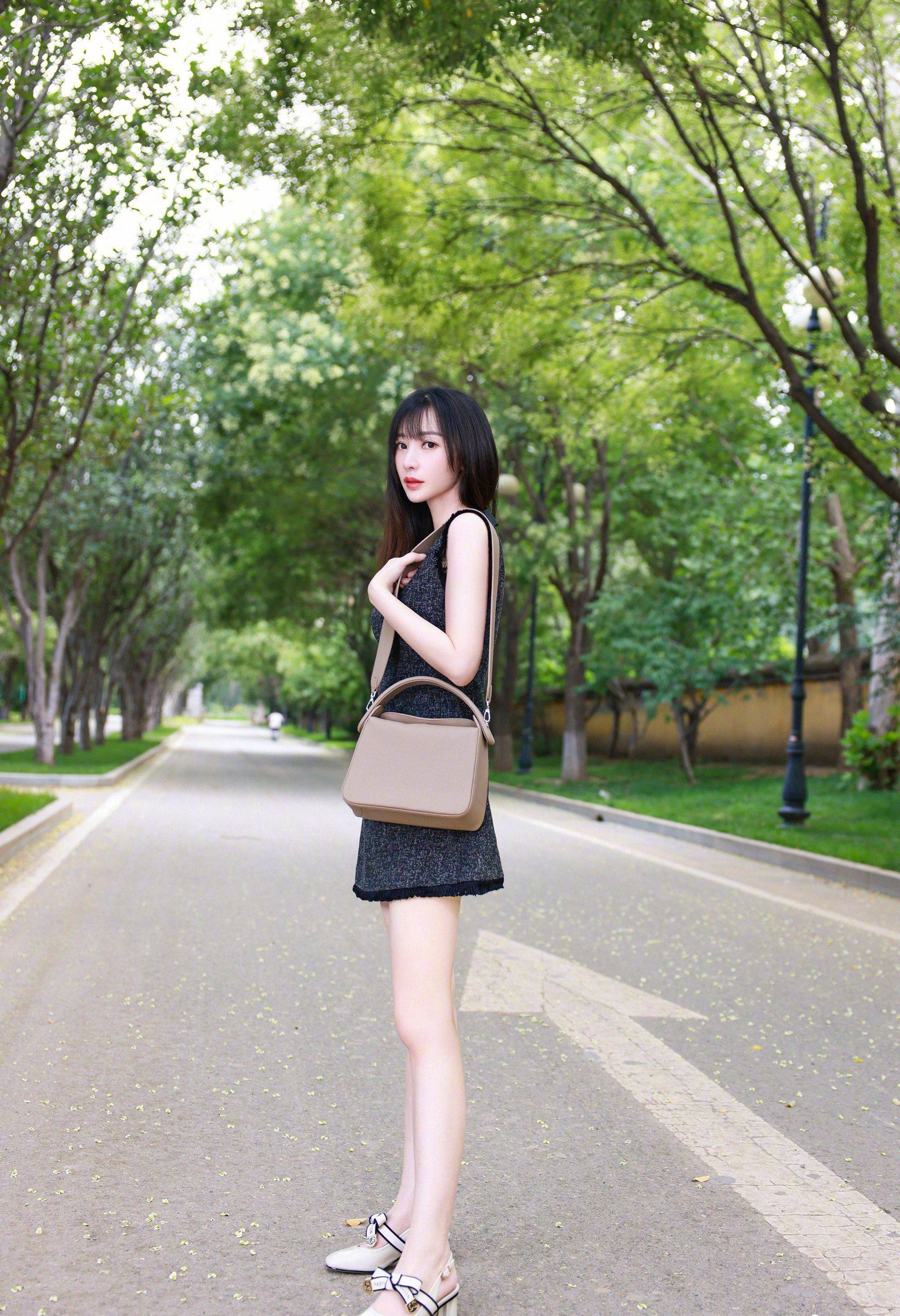 柳岩百褶裙性感美腿写真