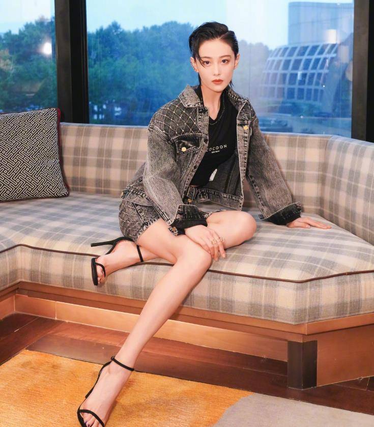 张馨予晒怼脸自拍照,自称长胖要漂亮,生图下的腿围让人看愣_女明星