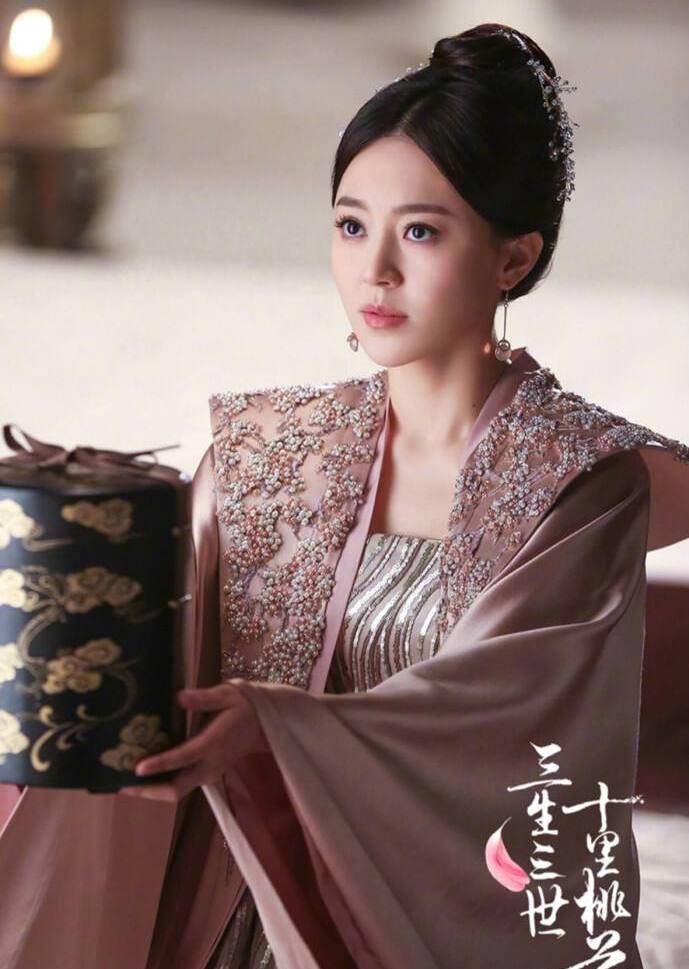 曲线嫁人的策略,先嫁天君后嫁夜华,后是拿出了自己母亲的殉葬品结魄灯