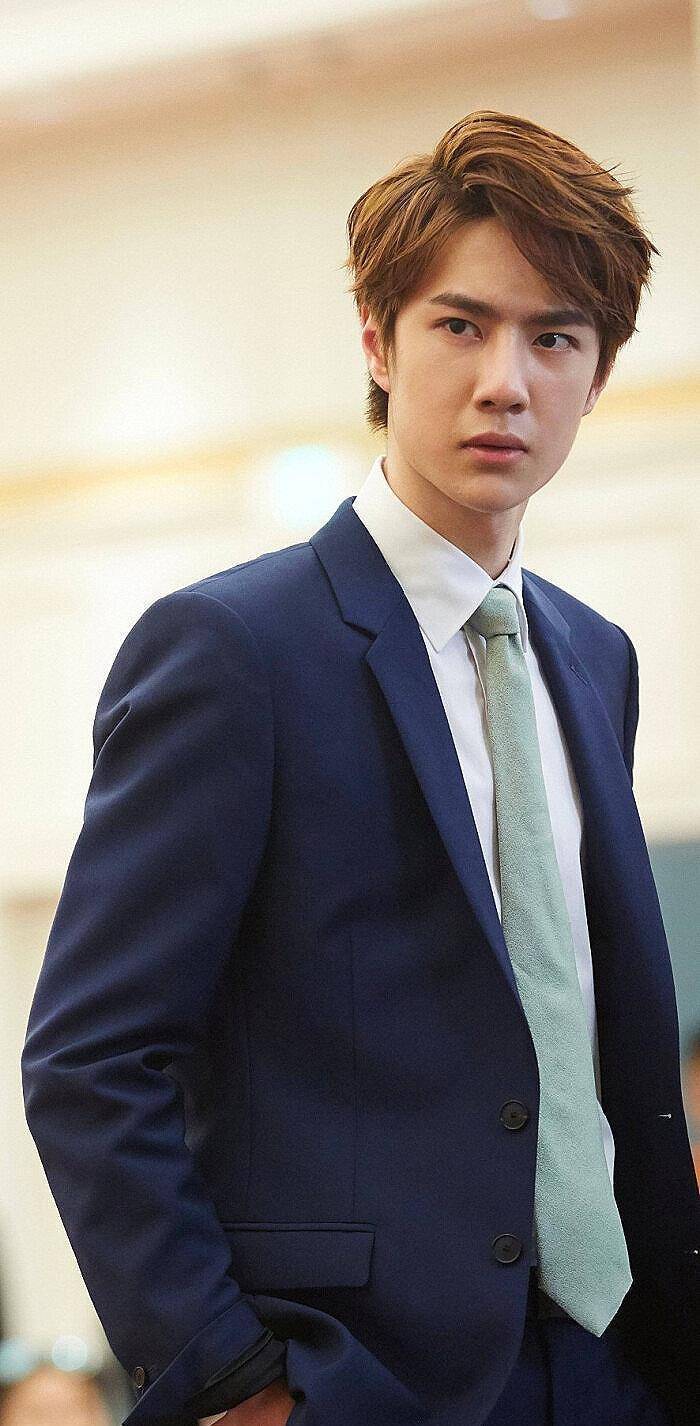 《人间至味是清欢》王一博美图分享,平刘海造型真是乖乖大男孩!