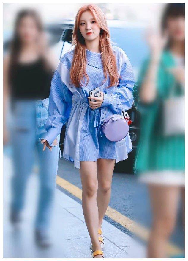 宋雨琦为了显瘦,在衬衫裙上套了12条百褶裙,效果惊艳众人_黑色_裙子