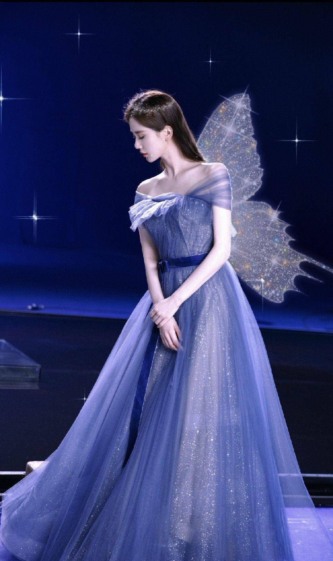 刘诗诗一身抹身材蓝色星光纱裙,把星光银河披在身上,美到惊艳_造型