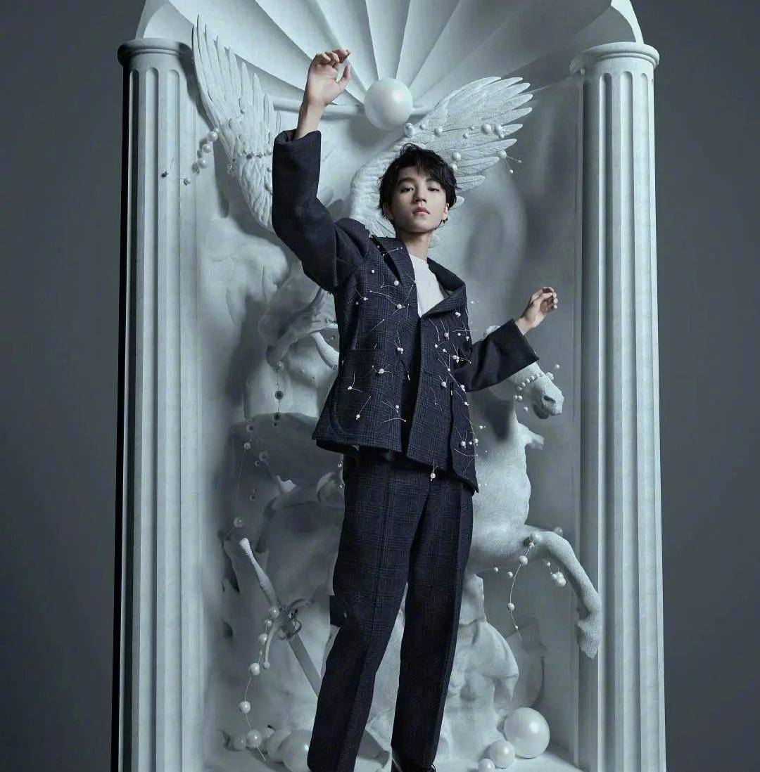 王俊凯寸头造型曝光,没有了笑容却多了一份时尚感._自已_雕像_大厨