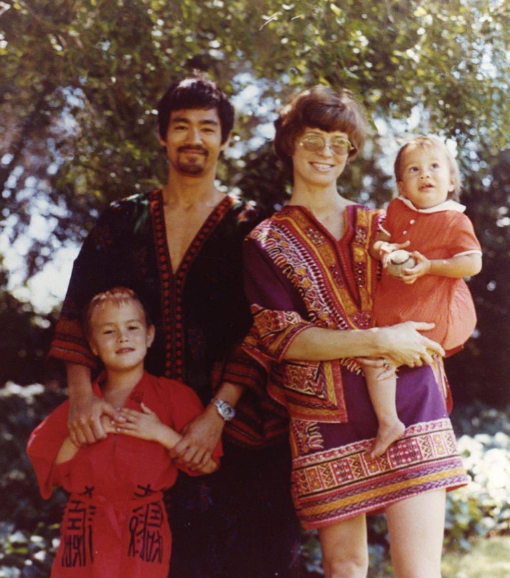 罕见旧照,一家四口老婆很漂亮,抱着女儿画面温馨_镜头_琳达_李国豪