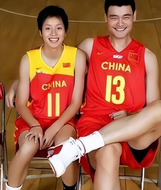 巨人姚明的漫漫追妻路:17岁与叶莉初遇,相爱22年从校服到婚纱_训练