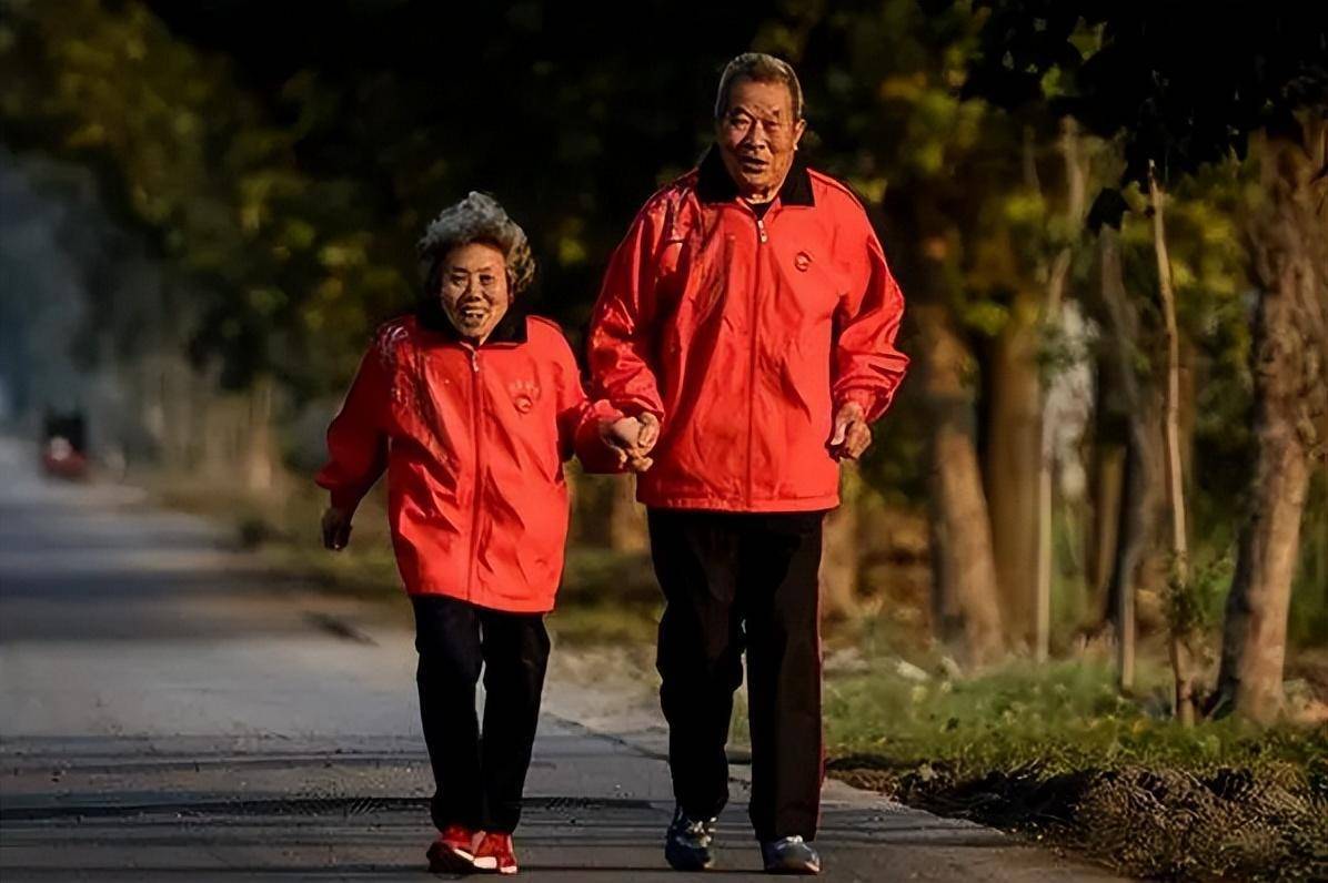 他是"中国马拉松第一人"_张亮友_比赛_尚殿娥