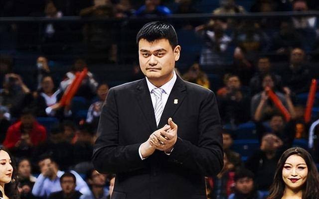 巨人姚明的漫漫追妻路:17岁与叶莉初遇,相爱22年从校服到婚纱_训练