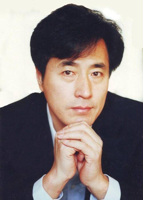 为张国荣配音,养了徐帆3年的杨立新,"翻车"后用4个