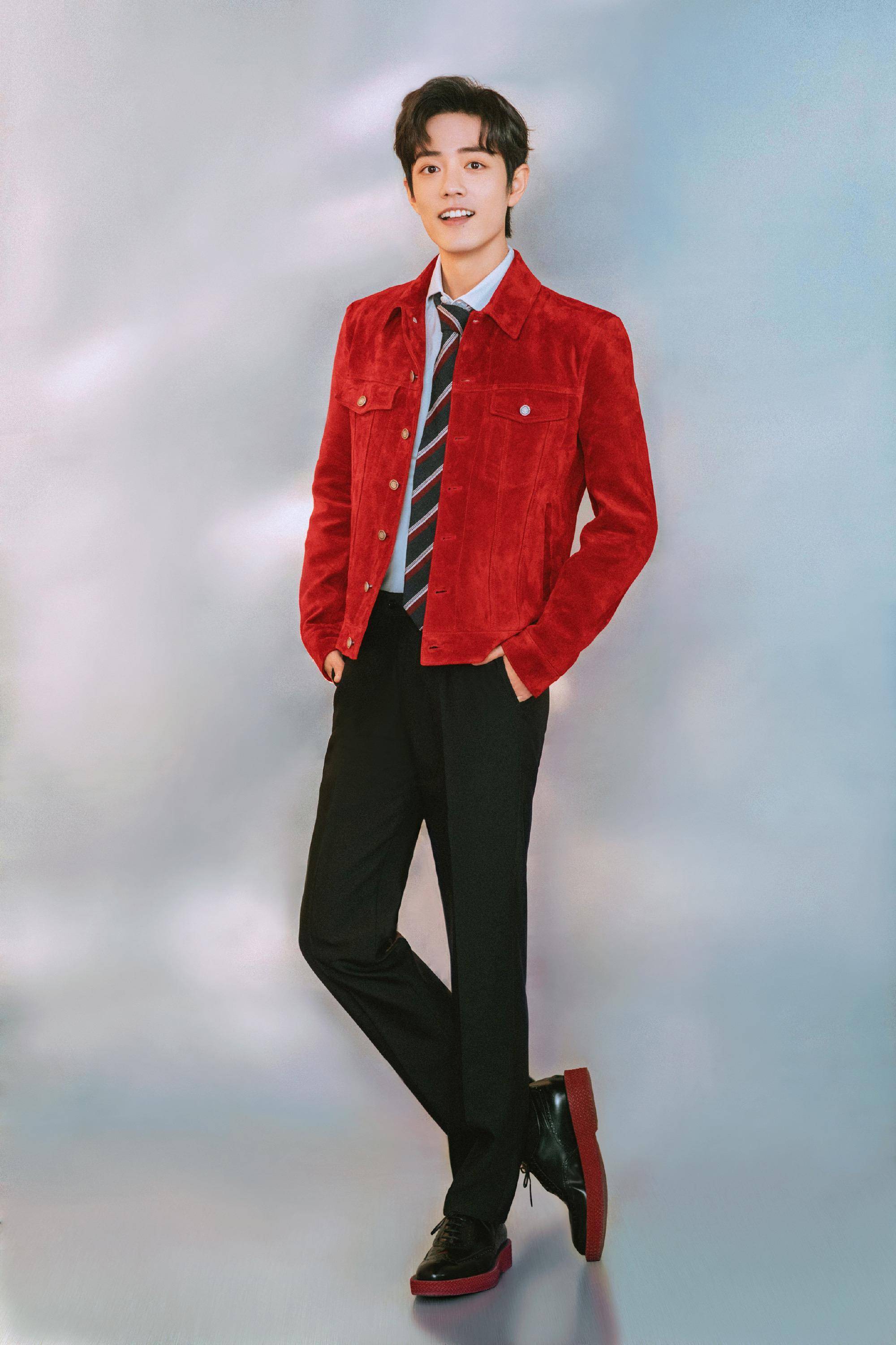 肖战新歌《光点》上线,牛仔也能穿出不同风格,演艺圈的穿搭达人_红色