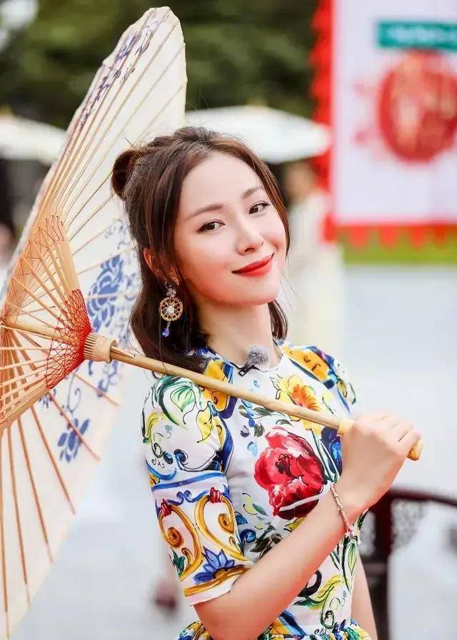 大二那年江一燕成立了一个自己的组合叫作《漂亮宝贝》,被国外公司